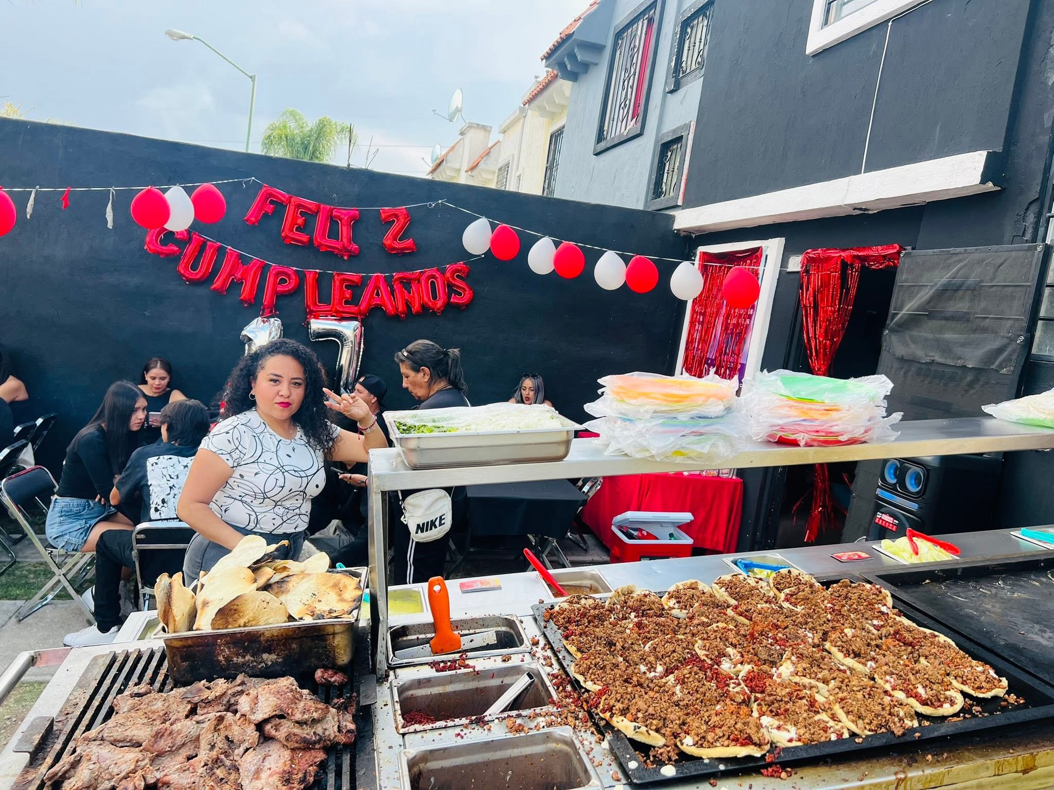 Clientes disfrutando taquiza Pollo Toscano